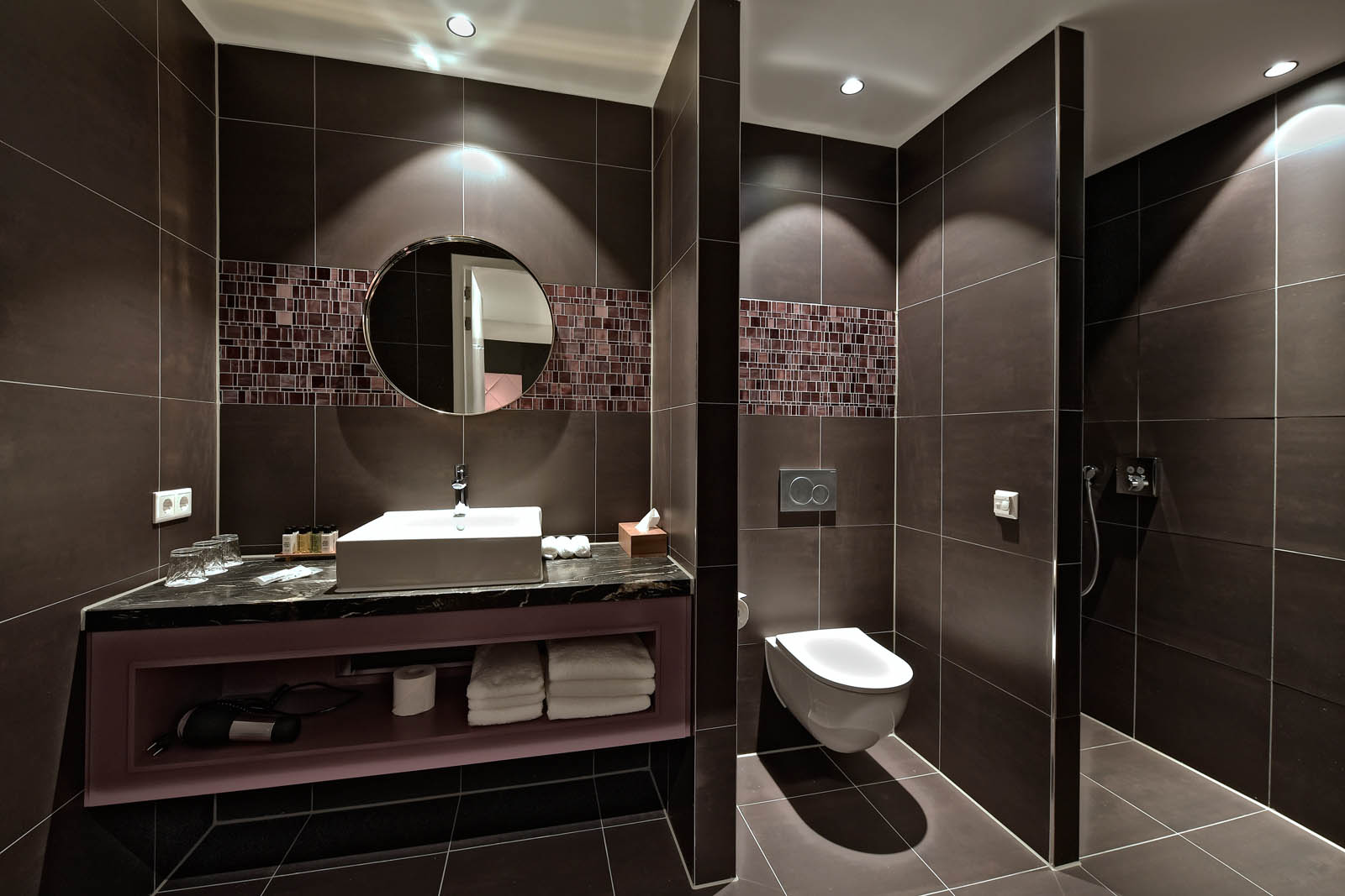 Triple-room-bathroom-zaan-hotel-amsterdam-zaandam-1